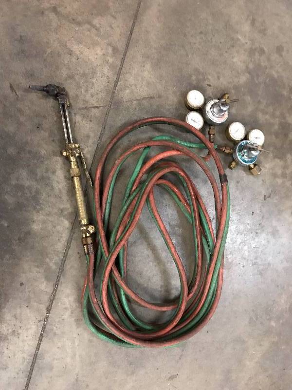 lot 74 image: OXYACETYLENE TORCH KIT HOSES GAUGES AND CUTTING TORCH IN WORKING CONDITION