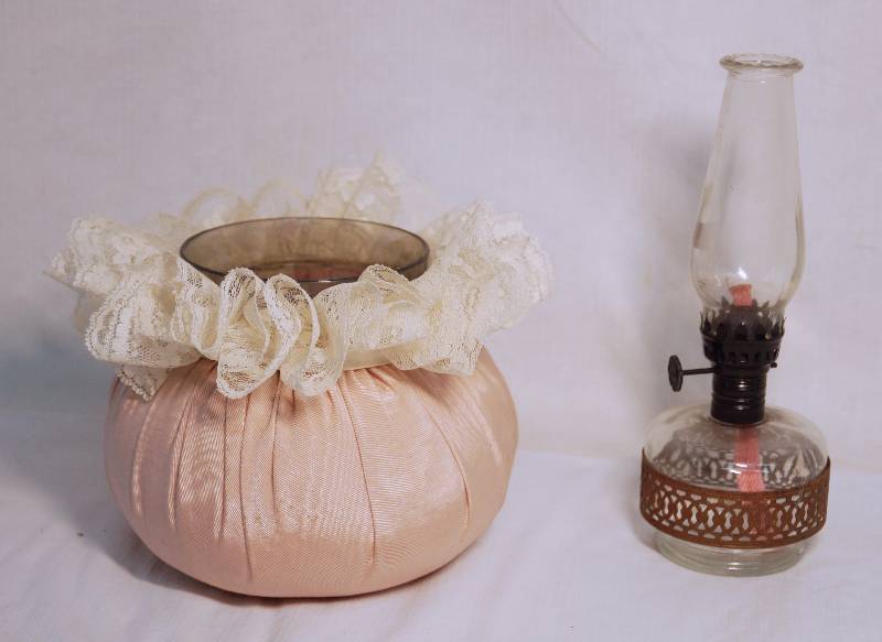 lot 7305 image: Vintage, Tiny Oil Lamp and Pretty lacy container - See photos - This lamp is cute and small