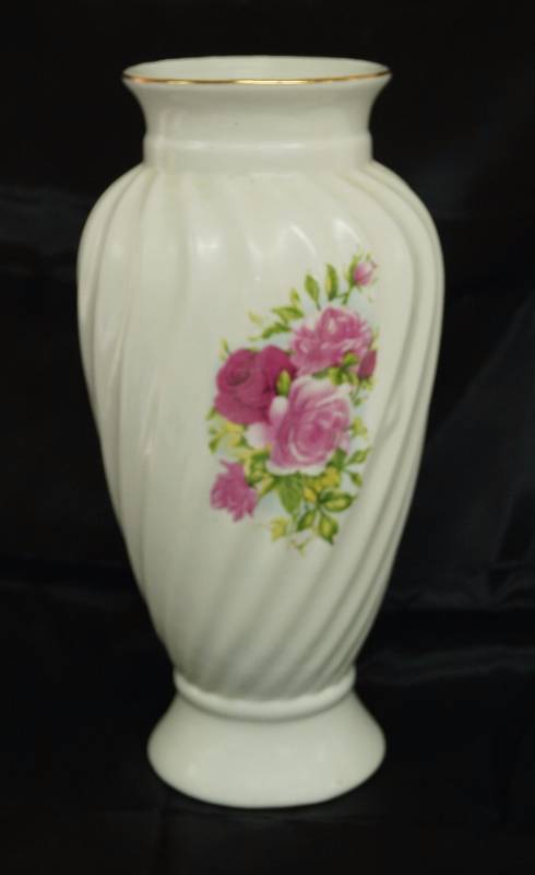lot 7332 image: Pretty, Tall Porcelain Vase - Made in China No 22 - Nice