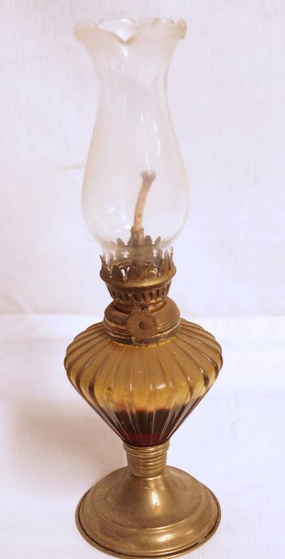 lot 2270 image: Vintage Miniature oil Lamp - See Photo for details on this beautiful lamp