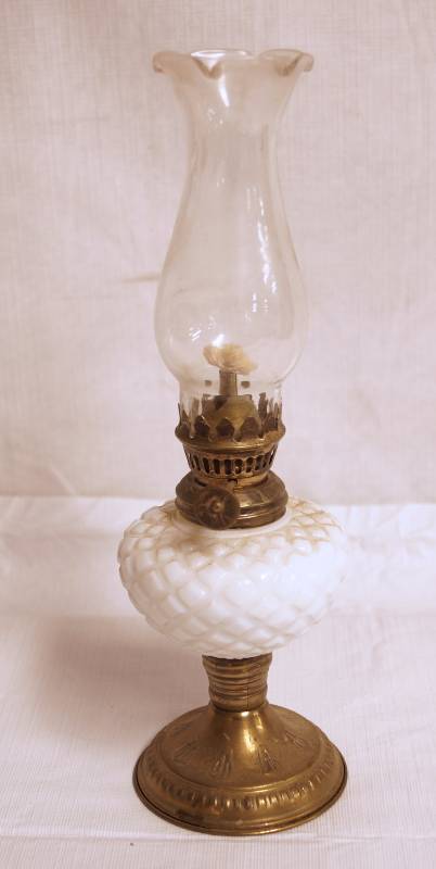 lot 2271 image: Very Pretty Milk Glass Oil Lamp - Vintage pretty lamp See photos for details