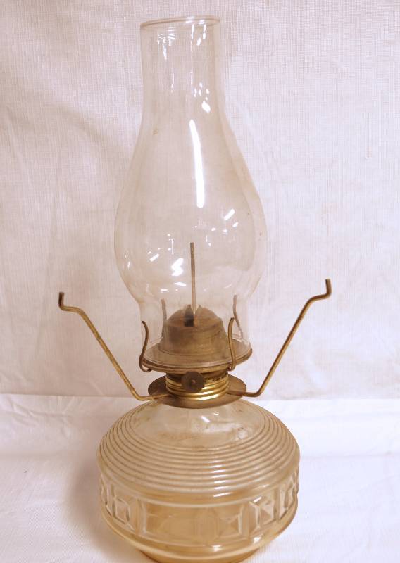 lot 2274 image: Oil Lamp Clear Glass - Pretty