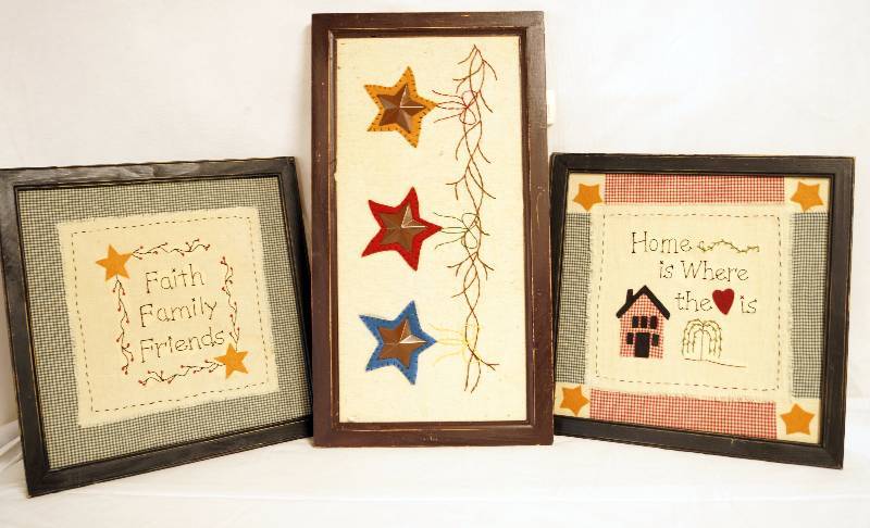 lot 2297 image: Lot of Wall Hangings - FAMILY - PRIM Rustic Style - Sweet See photos - NEW w tags