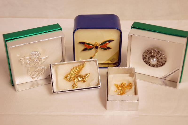lot 2302 image: Lot of 5 Brooch Pins - X-Mas Angels, Dragonfly and more All w gift boxes