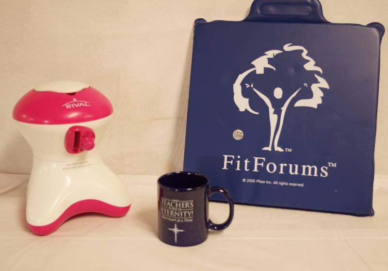 lot 2309 image: Lot of House wares - Rival Ice Shaver, Mug and Seat Cushion