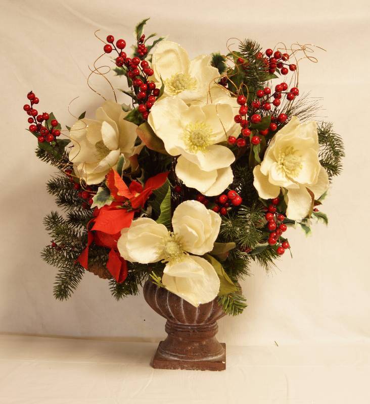lot 2367 image: Beautiful Large Christmas Bouquet in a standing vase - see photos