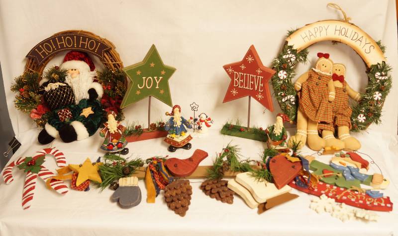 lot 2372 image: Lot of Christmas Decor - Prim Style - Wreaths, Deco Stars, Figurines and more FUN HOLIDAY LOOK