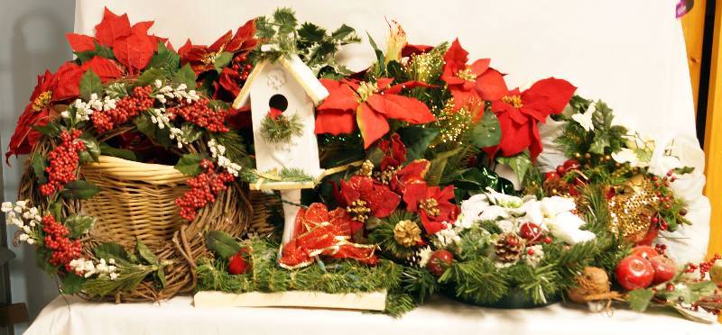 lot 2375 image: HUGE Lot of Christmas Floral Items - See Photos - Fiber Optic Poinsettia works - See photos
