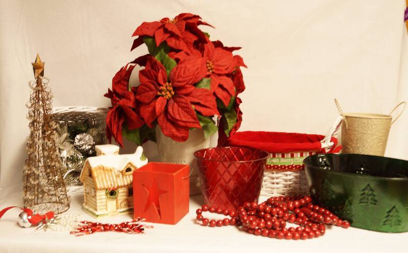 lot 2377 image: Christmas Baskets and other neat home decor AWESOME - See Photos