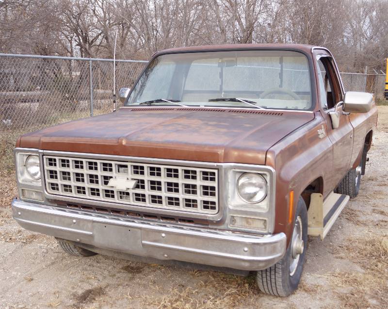 lot 9898 image: BARN FIND 1980 Chevrolet C10 PIck Up Truck - Runs & Drives with Clear Title - Chevy Pickup BID NOW Getting Hard to FInd VIDEO