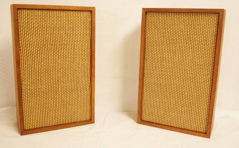lot 2318 image: Vintage Pair of Speakers - M# 13-1141 WALNUT - Serial# W325A 10335 - Works