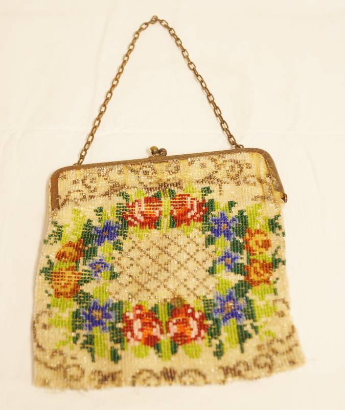 lot 2322 image: Beautiful Vintage Beaded Purse - See photos - This one is pretty
