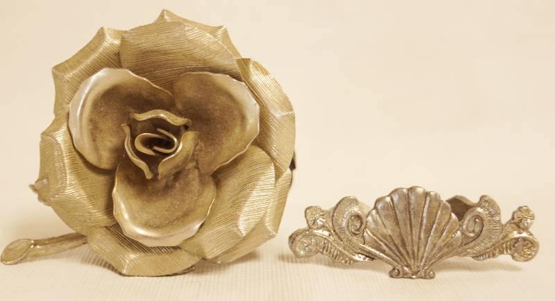 lot 2326 image: Beautiful Brooch Pin - Rose and Shell Swirl Hair Clip