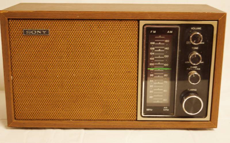 lot 2335 image: Vintage Sony Radio - AM  FM - M# TFM-9440W - WORKS