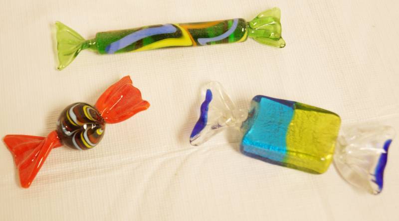 lot 2358 image: Lot of 3 - Blown Glass CANDY decorations - Sweet