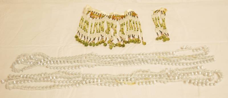 lot 2386 image: Vintage Strings of Beads - Unique See photos