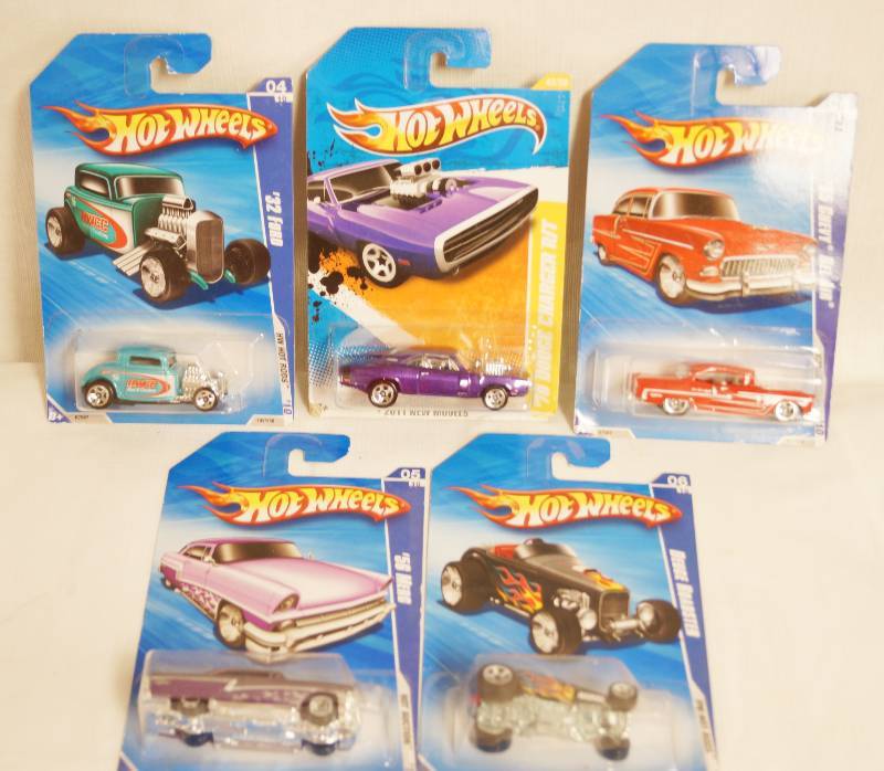 lot 2446 image: Lot of 5 HOT WHEELS - Roadsters - 1932-1979 Racing Machines - NEW IN PACKAGES