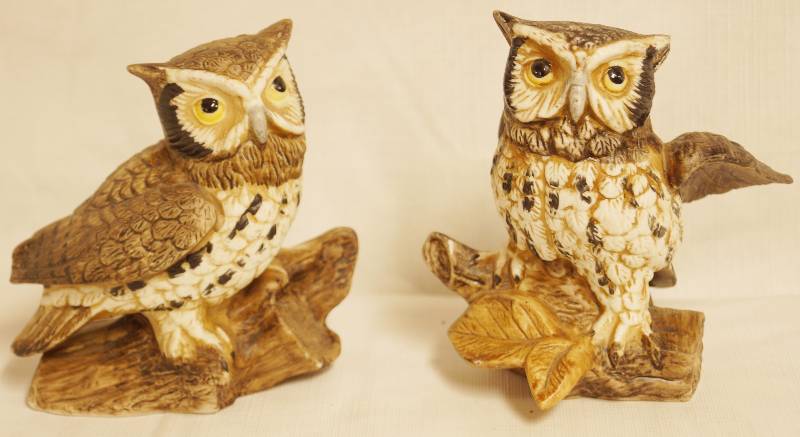 lot 2452 image: Lot of 2 Owl Figurines - Detailed and beautiful