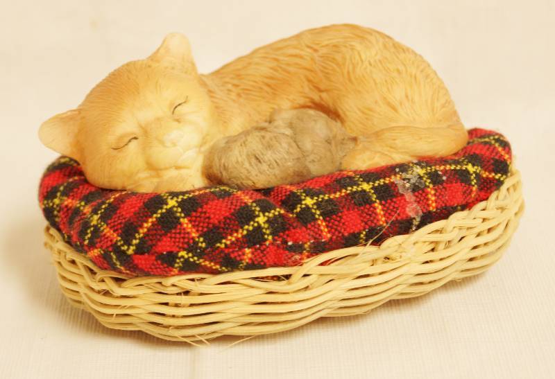 lot 2475 image: Sweet Cat & Mouse - Ceramic Figurines on a real wicker bed - snuggled up for a nap CUTE