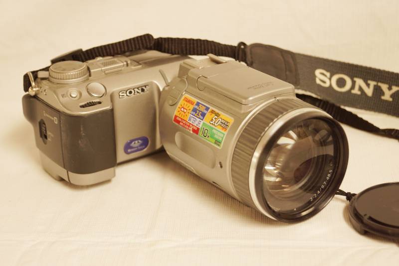 lot 2488 image: SONY 5.0 MP 10X ZOOM Digital Camera DSC-F707 w Hot shoe for flash WOW