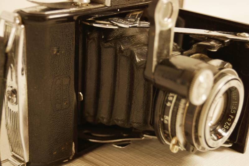 lot 2495 image: VINTAGE - Zeiss Ikon Folding Camera - Super Ikonta 531 w Carl Zeiss Jena 13.5 f7.5cm Lens- VERY GOOD BELLOWS