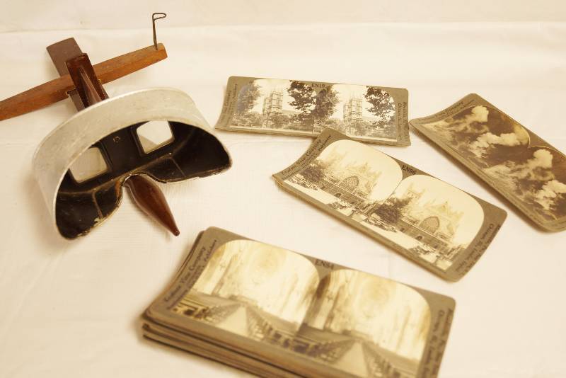 lot 2501 image: VINTAGE - Underwood & Underwood Card Viewer w includes 21 various Keystone View Cards - See Photos