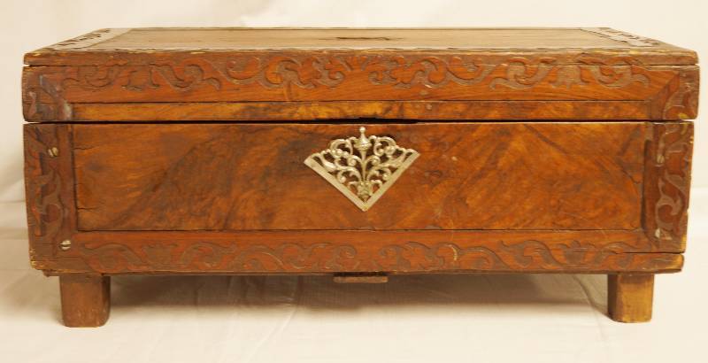 lot 2514 image: Gorgeous - Vintage Wooden Box - about 9 tall - bigger than it looks - VERY COOL treasure box