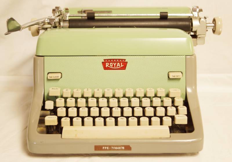 lot 2518 image: Vintage ROYAL Typewriter - Retro Green Trademark Magic Margin