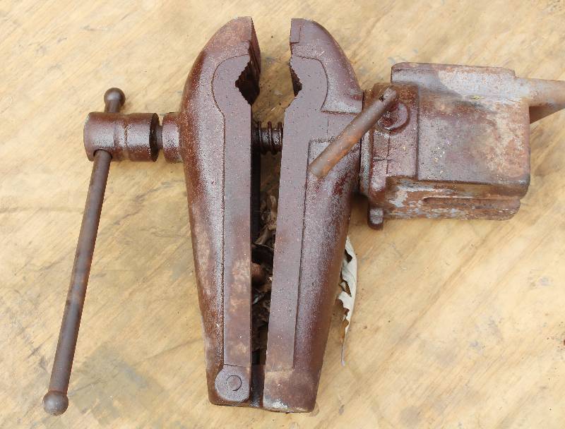 lot 7041 image: 3 Inch Vice w Anvil Attached