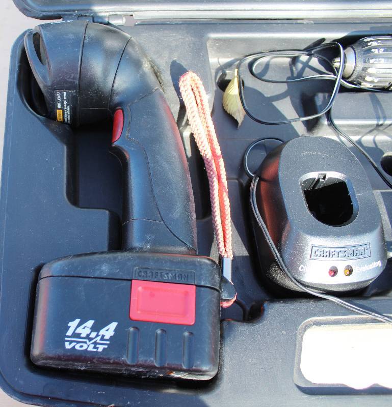 lot 6610 image: Craftsman- Set of 2 Tools - 1 Drill,1 Flashlight, 2 batteries & a charger - 14.4 Volt