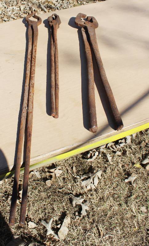 lot 7066 image: Set of 3 Assorted Blacksmith Tongs