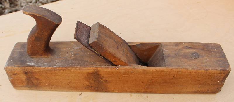 lot 7111 image: Wood Plane- Very Neat