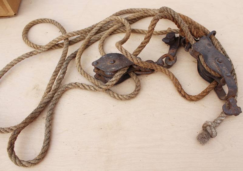 lot 7116 image: Fence Stretcher