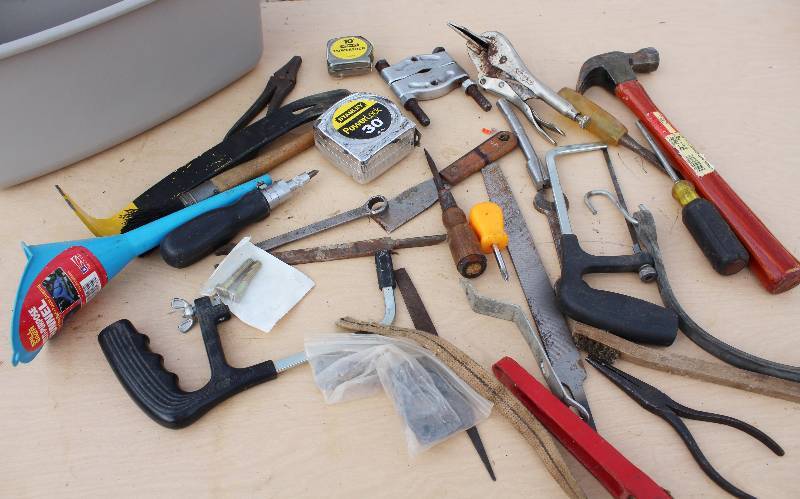 lot 7117 image: Assorted Tools w Tote- Includes Hammer, Screwdriver, Tape Measurers, and MORE