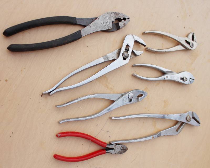 lot 7131 image: Assortment of Pliers and Wrenches- Good Bundles Deal
