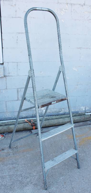 lot 2567 image: Portable Step Ladder