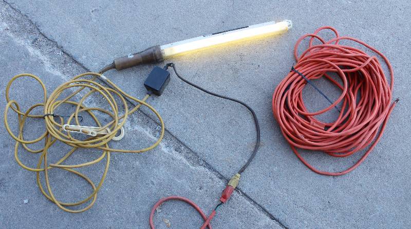 lot 4300 image: Florescent Trouble Light - WORKS - w orange extension cord (missing one end)