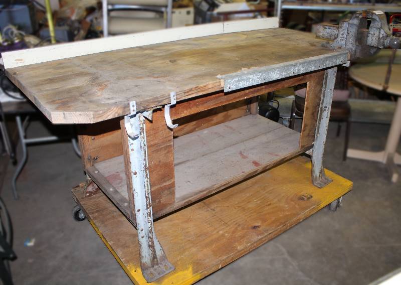 lot 4314 image: Work Bench w 4-12 Vise Marked 614-12 - measures 72 x 32 x 32.75 tall