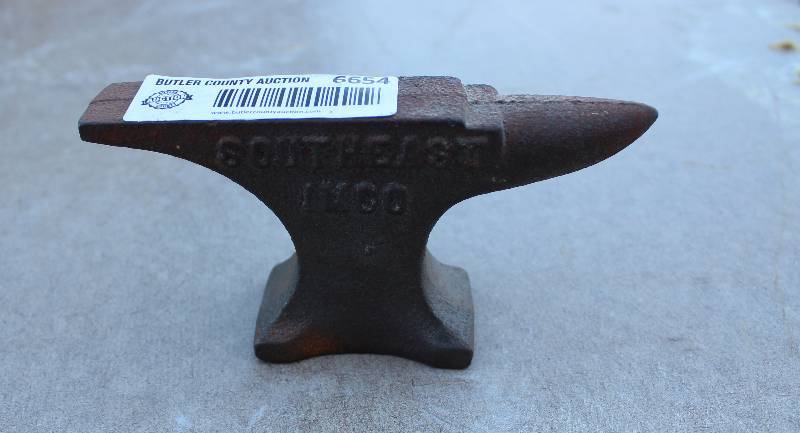lot 6654 image: Salesman Sample Paper Weight Anvil- 5.5 x 2.95- Very Neat