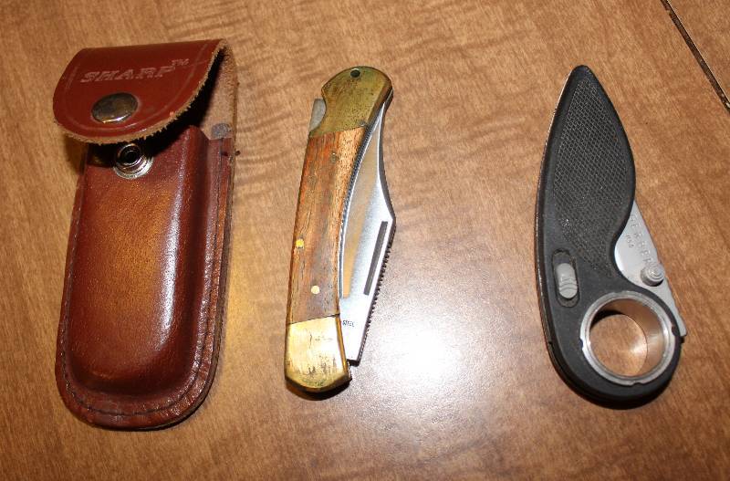 lot 4329 image: Lot of 2 Pocket Knives - 1 Gerber and 1 w leather case - see photos
