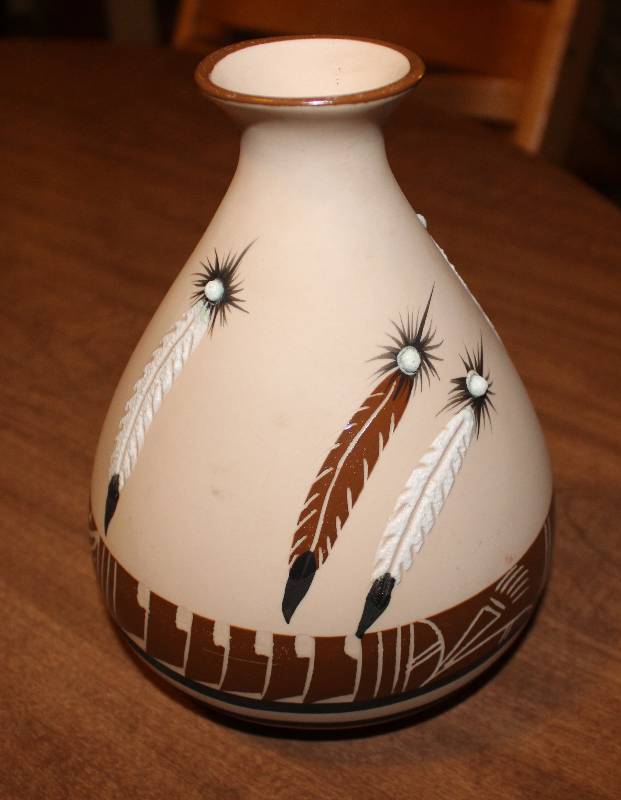 lot 4333 image: Pottery Vase - Native American Indian Feather Motif - Signed by Betty Selby - WOW