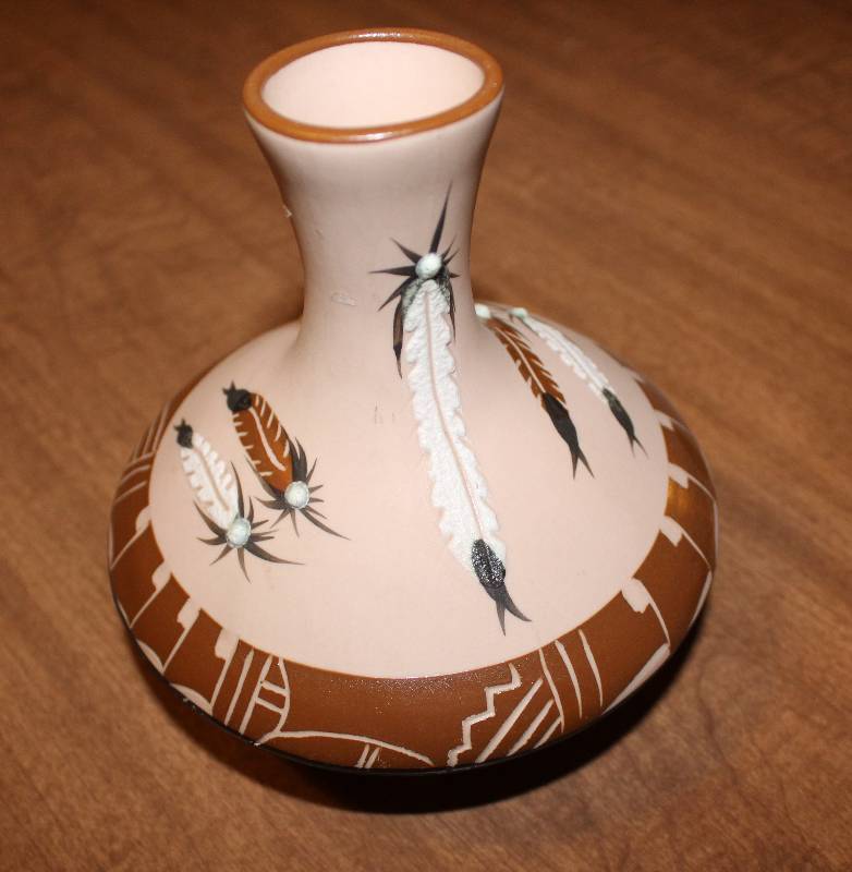 lot 4334 image: Pottery Vase - Native American Indian Feather Motif - Signed by Betty Selby - WOW