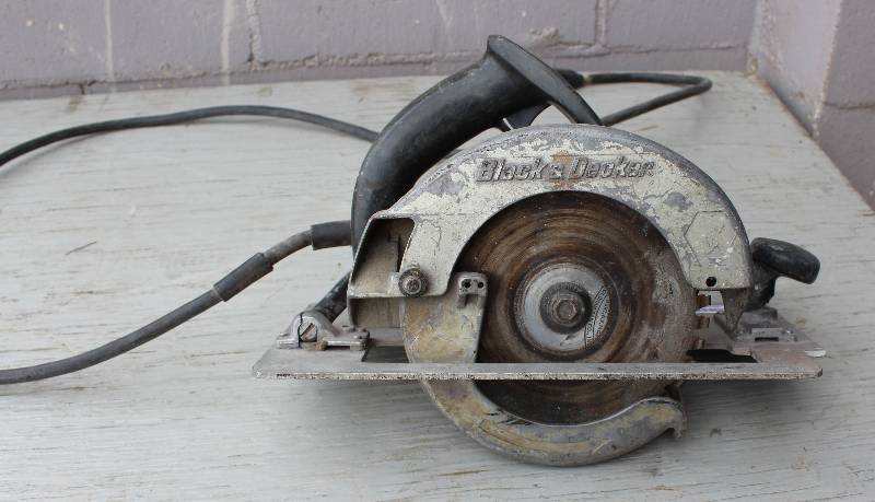 lot 4348 image: Black & Decker - 7-12 Circular Saw - Works