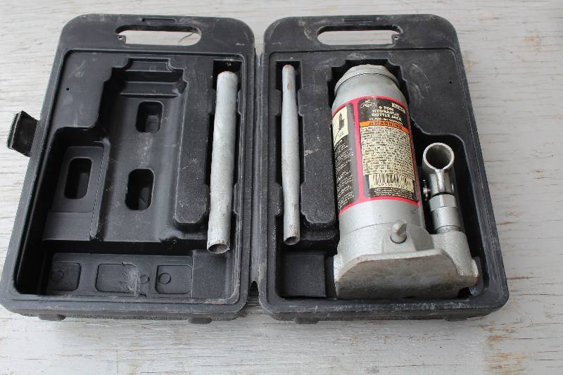 lot 4349 image: Hydraulic Bottle Jack in Case - 6-Ton