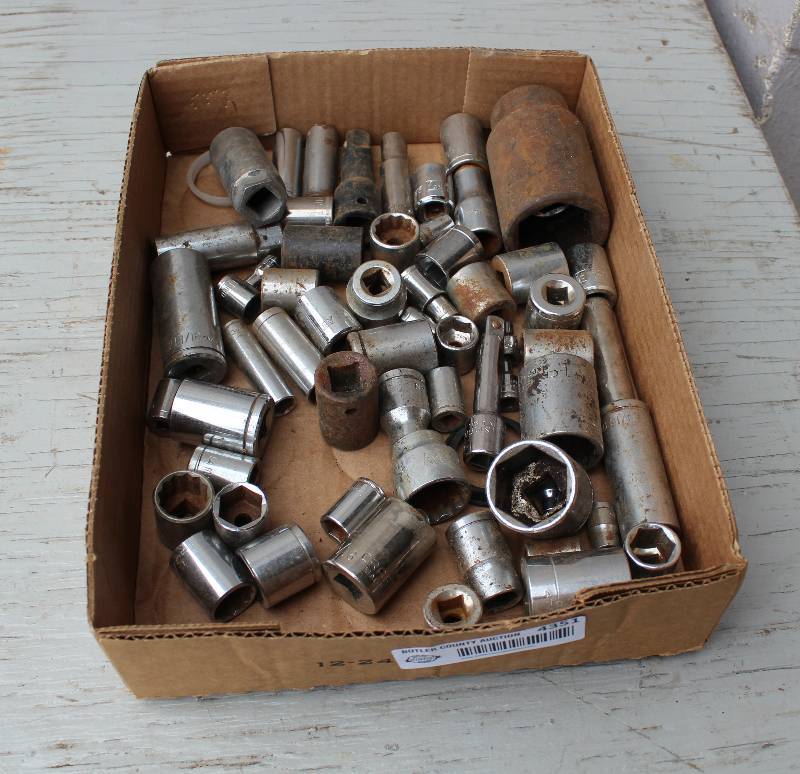 lot 4351 image: Box of assorted Sockets