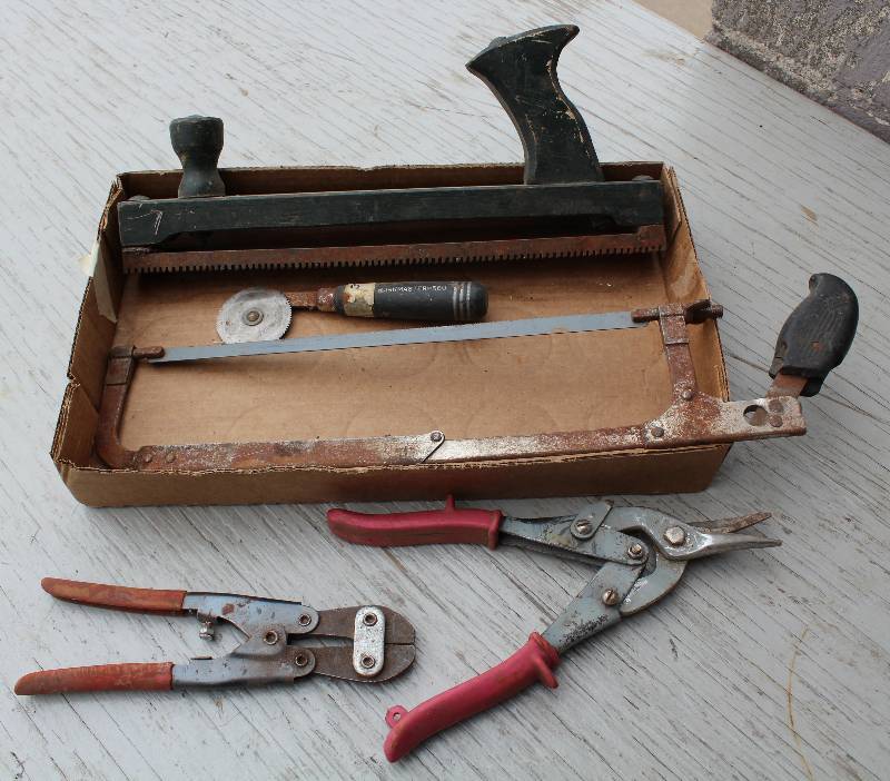 lot 4355 image: Box of Tools w Delta Zipper, snips & hack-saw