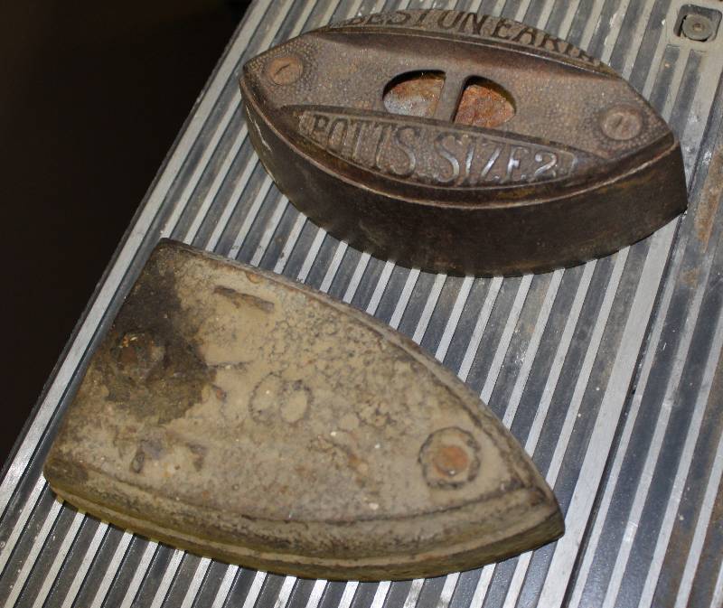 lot 4539 image: Lot of 2 Sad Irons - Potts Size 2 and X 8
