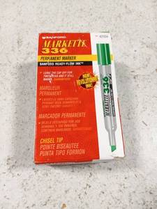 lot 40233 image: Box of 12 Green Permanent Markers