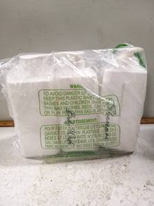 lot 40267 image: Plastic Body Wash, Shampoo, And Conditioner Pump Bottles