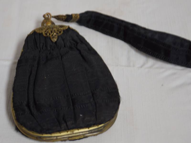 lot 7048 image: Antique Purse w attached cosmetic mirror - Very beautiful and detailed metal work
